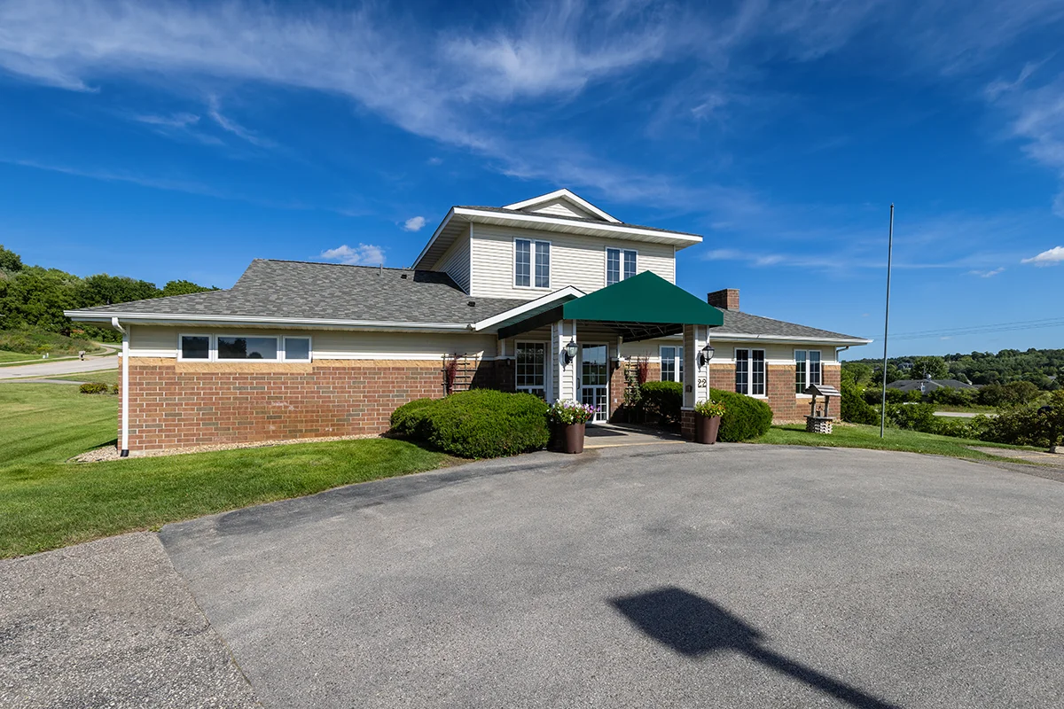 https://www.jaybirdseniorliving29.net/wp-content/uploads/2023/09/meadow-lakes_25_1200.webp