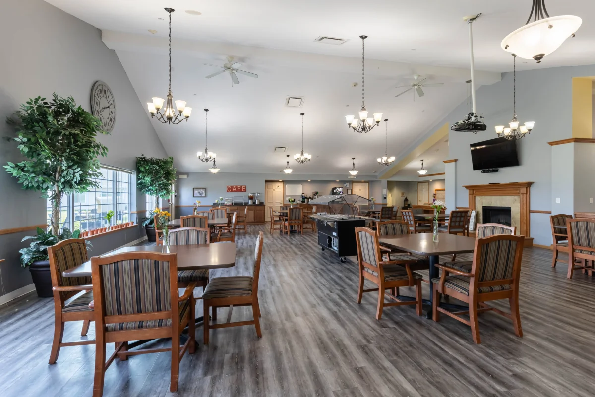 https://www.jaybirdseniorliving29.net/wp-content/uploads/2023/12/Courtyard_Estates_at_Hawthorne_Crossing_02_1200.webp