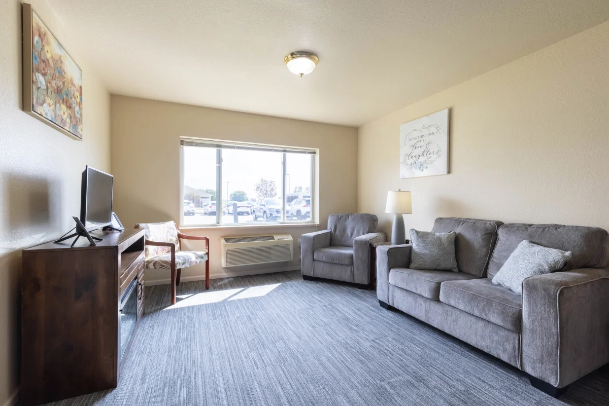 https://www.jaybirdseniorliving29.net/wp-content/uploads/2023/12/Courtyard_Estates_at_Hawthorne_Crossing_10_1200.webp