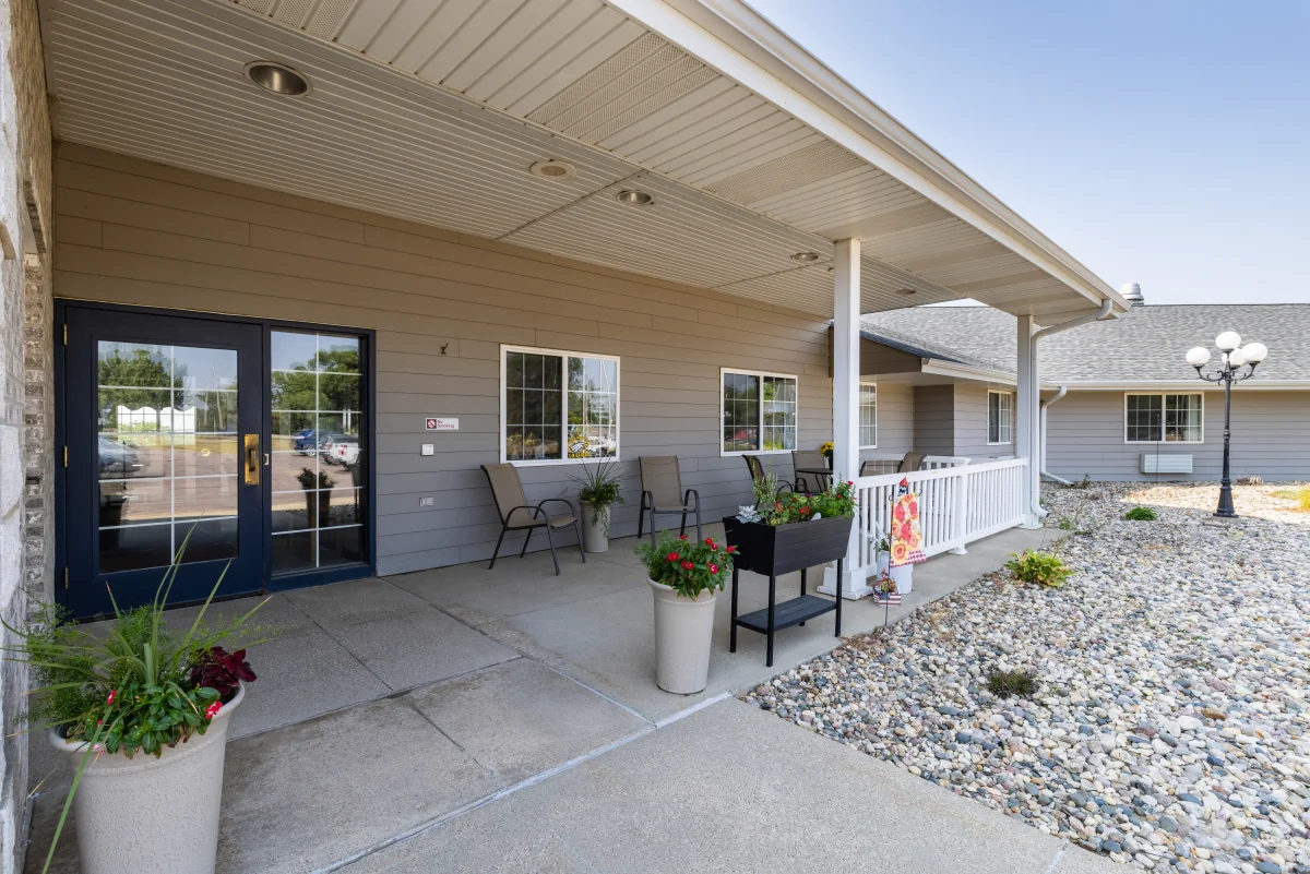 https://www.jaybirdseniorliving29.net/wp-content/uploads/2023/12/Lawton_Senior_Living_16_1200.webp