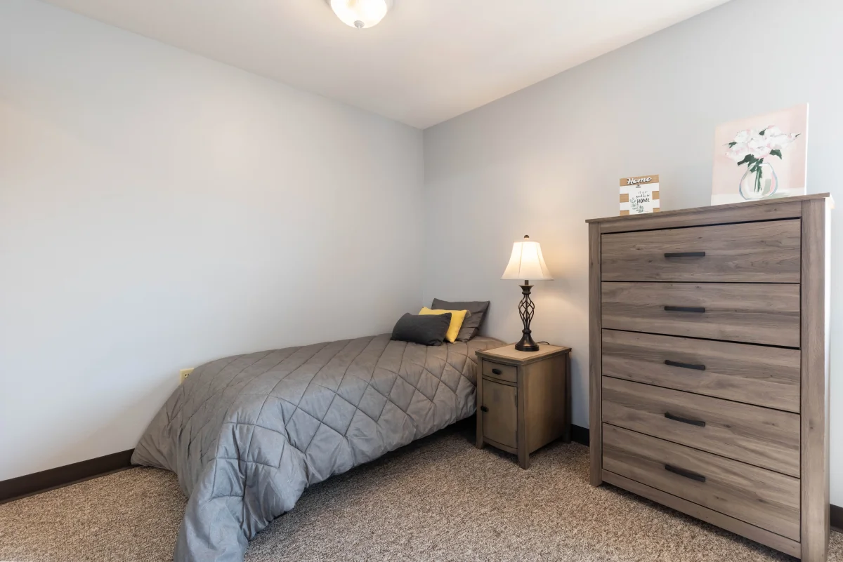 https://www.jaybirdseniorliving29.net/wp-content/uploads/2023/12/Manning_Senior_Living_09_1200.webp